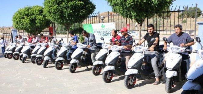 Suriyelilere elektrikli motorsiklet dağıtıldı