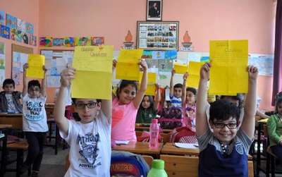 Mektup yazarak İngilizcelerini geliştiriyorlar