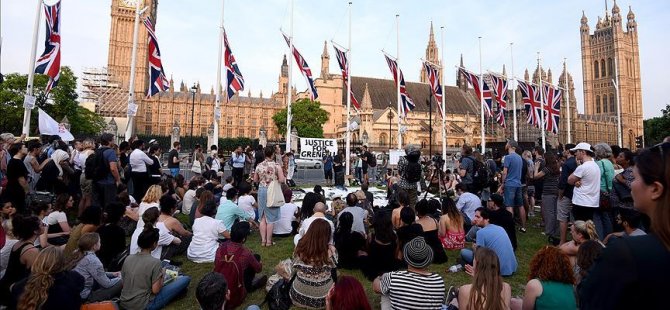 Londra'daki yangında hayatını kaybedenlere anma