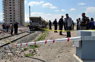 Demiryolunda raylı iş makinesinin çarptığı yaya öldü