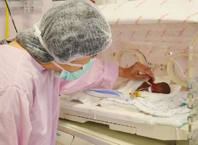 23 haftalık doğan Diren bebek ile annesinin ilk dokunuş heyecanı
