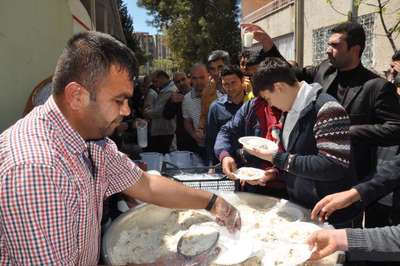 Adıyaman'da cuma çıkışı 1500 kişiye pilav ve ayran dağıtıldı
