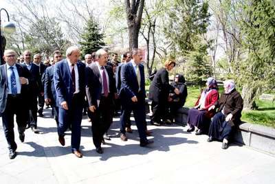 Ak Parti Kayseri adayları türbe ziyaretiyle çalışmalara başladı