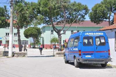 Öğrencilerinin gözü önünde dövülen öğretmenin burnu kırıldı