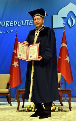 Cumhurbaşkanı Erdoğan’a fahri profesörlük ünvanı verildi