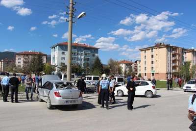 Kaldırımda yürürken otomobilin çarptığı genç öldü