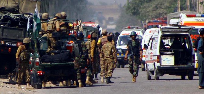 Pakistan'da çifte bombalı saldırı