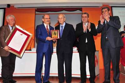 Yılmaz Büyükerşen'e 'Aydınlanma Ödülü' verildi