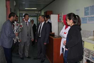 Başkale Müftülüğü hastalara gül ve lokum dağıttı