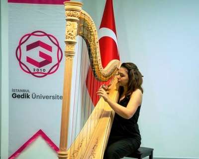 Kırgızistan'da Türk arp sanatçısı Yonca Atar'ın büyük başarısı