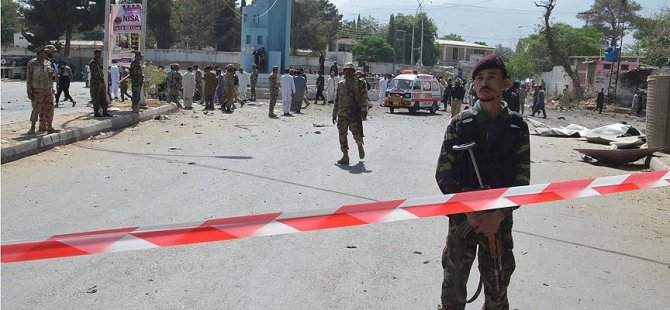 Pakistan'da petrol tankeri devrildi:122 ölü