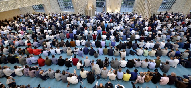 Köln Merkez Camisi’nde ilk bayram namazı
