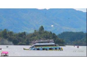 Turistleri taşıyan tekne battı: 6 ölü, 30 kayıp