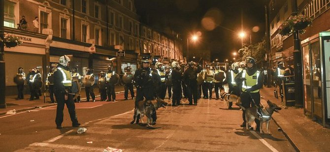 Londra'da protestocular ve polis çatıştı