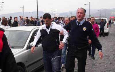 Beşiktaş ve Fenerbahçe taraftarları kavga etti: 1'i polis 2 yaralı