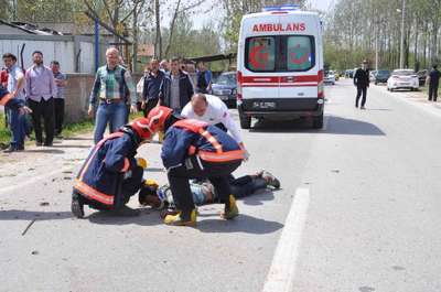 Otomobil bahçe duvara çarpıp ikiye bölündü: 1 ölü, 2 yaralı
