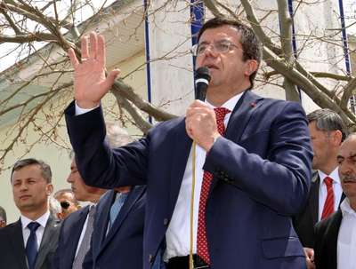 Bakan Zeybekci, seçim kampanyasına yırtık don giydiği köyden başladı