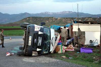 Mevsimlik işçileri taşıyan minibüs devrildi: 22 yaralı