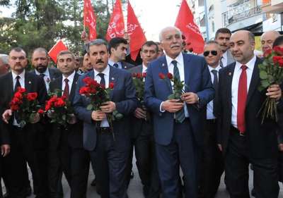 Kamalak ve Destici Eskişehir'de vatandaşlara kırmızı gül dağıttı
