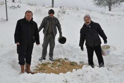 Denizli'de kuşlar için yem bırakıldı