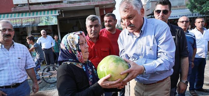 Sıcak havadan bunalanlara ücretsiz karpuz
