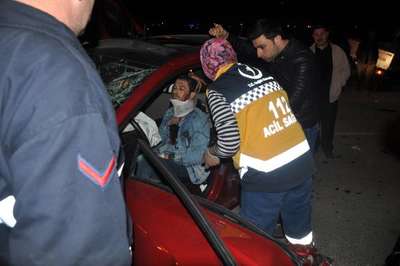 İnegöl'de otomobil ile kamyonet çarpıştı: 3 yaralı