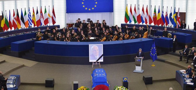 Kohl için Avrupa Parlamentosu'nda tören düzenlendi
