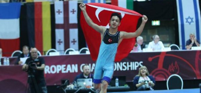Genç güreşçi herkesi 'Mutlu' etti