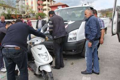 Kamyonet motosiklete çarptı: 2 yaralı