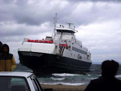 Çanakkale'de feribot karaya oturdu
