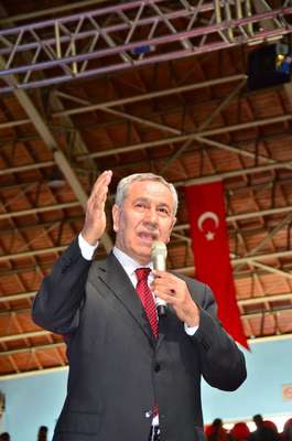 Manisa'dan muhalefete yüklenen Arınç, meydan okudu
