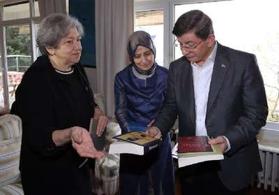 Başbakan Davutoğlu, Yaşar Kemal'in eşine taziye ziyaretinde bulundu