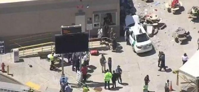 ABD'de bir araç yayaların arasına daldı