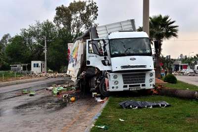 Lokomotif, zeytin yüklü TIR'a çarptı: 1 ölü