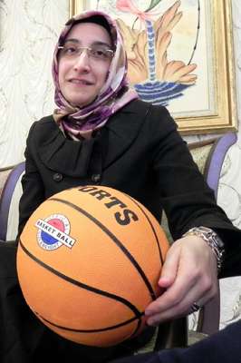 Bakanlık desteği ile başörtülü kız öğrencileri basketbol oynattı