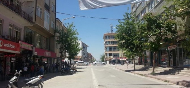 Gurbetçiler nedeniyle cadde trafiğe kapatıldı