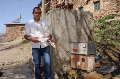 Hurda malzemeden yaptığı dinamoyla elektrik üretiyor