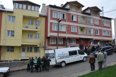 Kombi bacasından sızan gazdan zehirlenip öldü