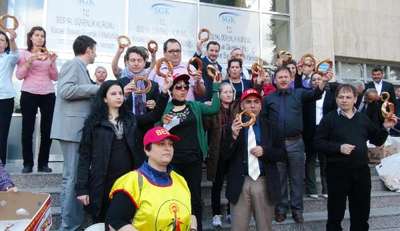 Kocaeli SGK çalışanlarından simitli protesto