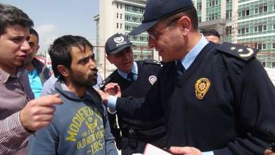 Elektrik borcu nedeniyle çatıya çıktı, polis ikna edip indirdi