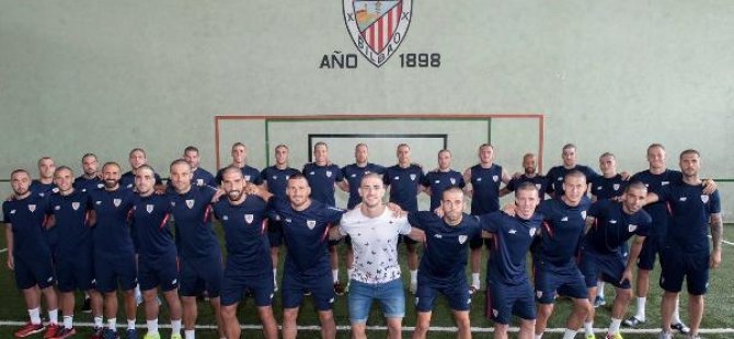 Bütün futbolcular saçını kazıttı