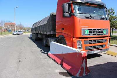 TIR'ların kaçırılmaması için beton bloklu yöntem