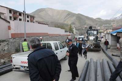 Valinin geçiş güzergahında çalışan iş makinelerine trafik cezası