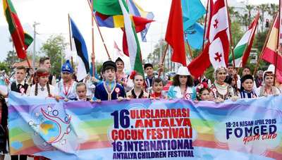 Sağanak yağmur, çocukların dansını engelleyemedi