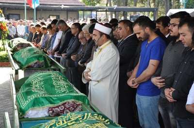 Zincirleme kazada aynı aileden 1'i bebek 5 kişi öldü (2)