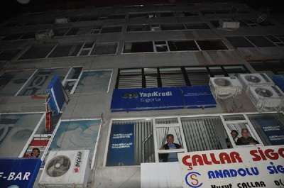 Polis, ev arkadaşını öldürüp intihar etti