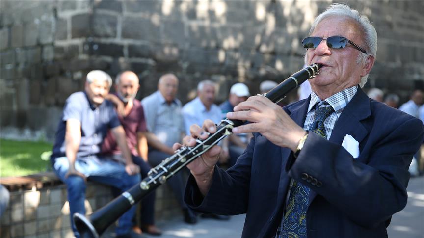 Çocukken tanıştığı klarnet hayatı oldu