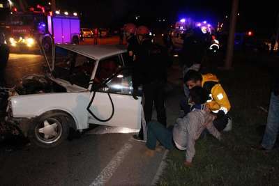 Hurdaya dönen otomobilden fırladılar: 3 yaralı
