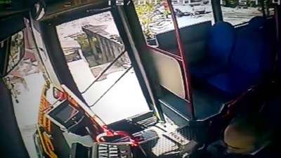 Özel Halk Otobüsü'nün odun toplayan 2 kadını ezdiği kaza kamerada