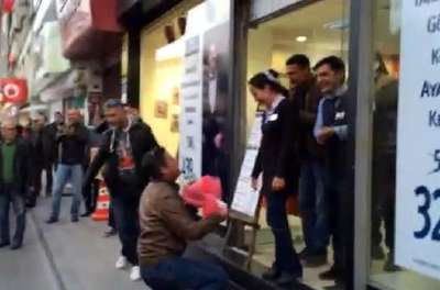 Sokakta evlenme teklifi yapan polis ve kız arkadaşına kelepçe